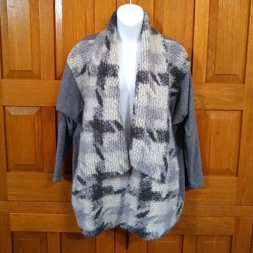 Dolan T-Shirt gray plaid chunky knit front open cardigan
